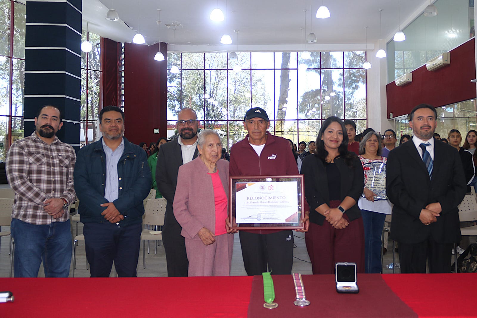 FCDH UATx reconoce la trayectoria de superación y éxito de Moisés Beristain